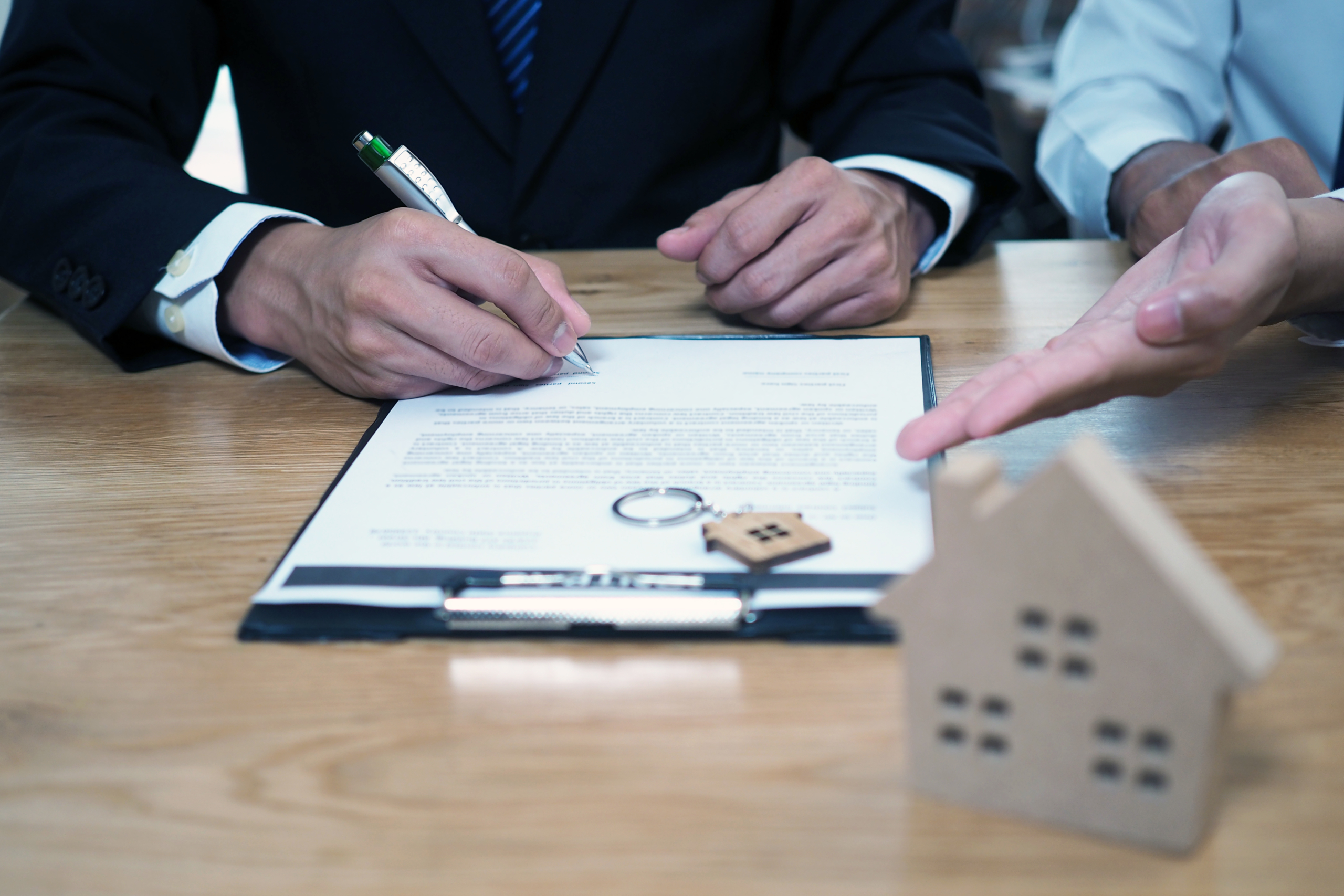 vecteezy_businessmen-sign-contracts-for-investment-in-construction_18789909